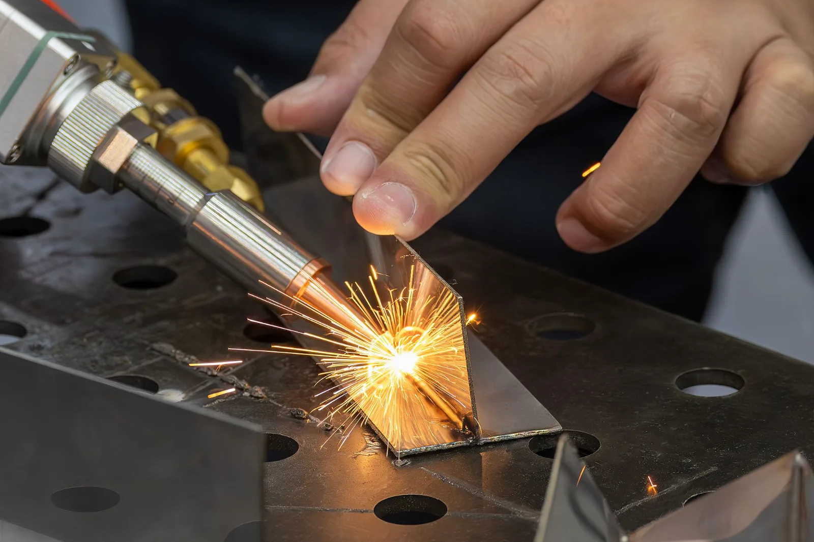 các yếu tố ảnh hưởng đến giá náy hàn laser